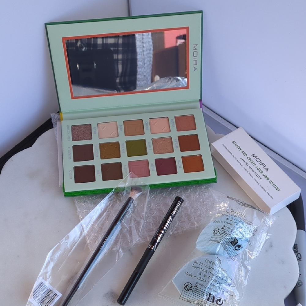 Moi Vibrant Eyeshadow Palette Farmasi Eyeliner Brush